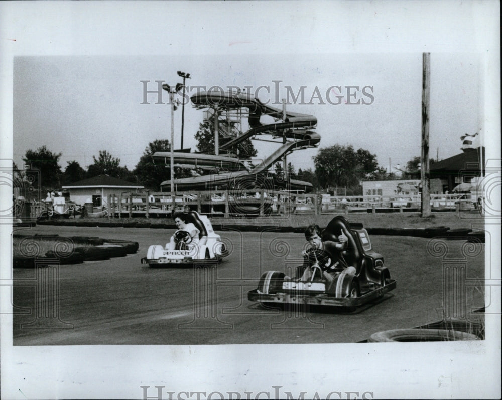 1988 Press Photo Racing Rapids water Santa Village crat - RRW64769 - Historic Images