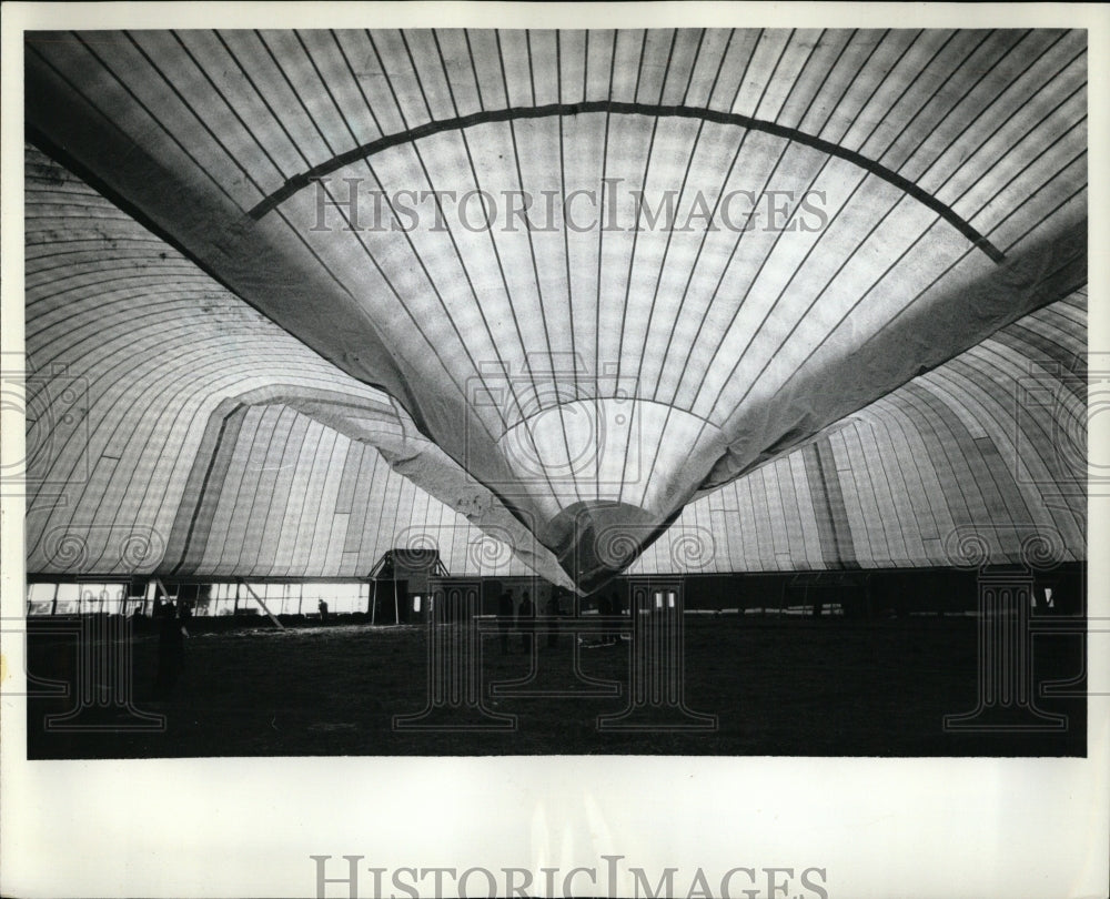 Press Photo Polar Dome Workmen Chicago Santa&#39;s Village - RRW64775 - Historic Images
