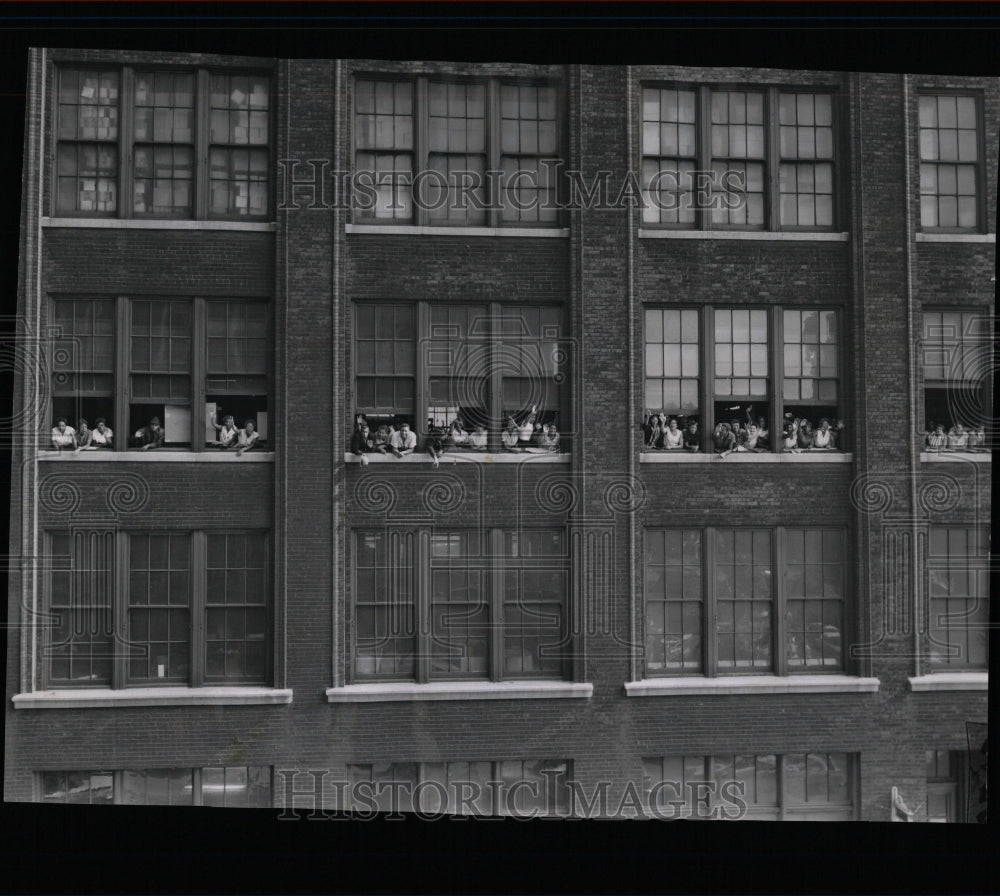 1961 Press Photo Apex Paper Box Corp Plant Strike - RRW64845 - Historic Images