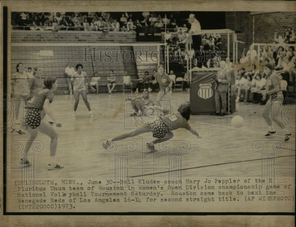 1973 Press Photo Ball elude Mary Jo Doppler Volley ball - RRW64879 - Historic Images