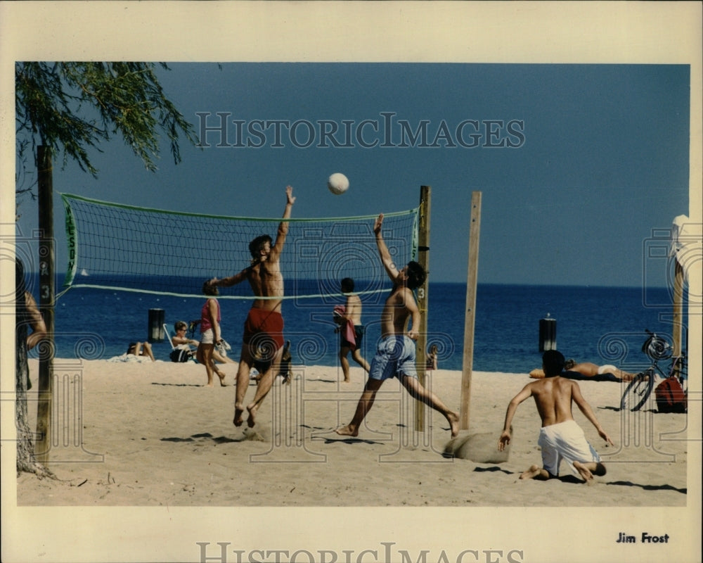 1991 Press Photo Volleyball Players Enjoy North Avenue - RRW64881 - Historic Images