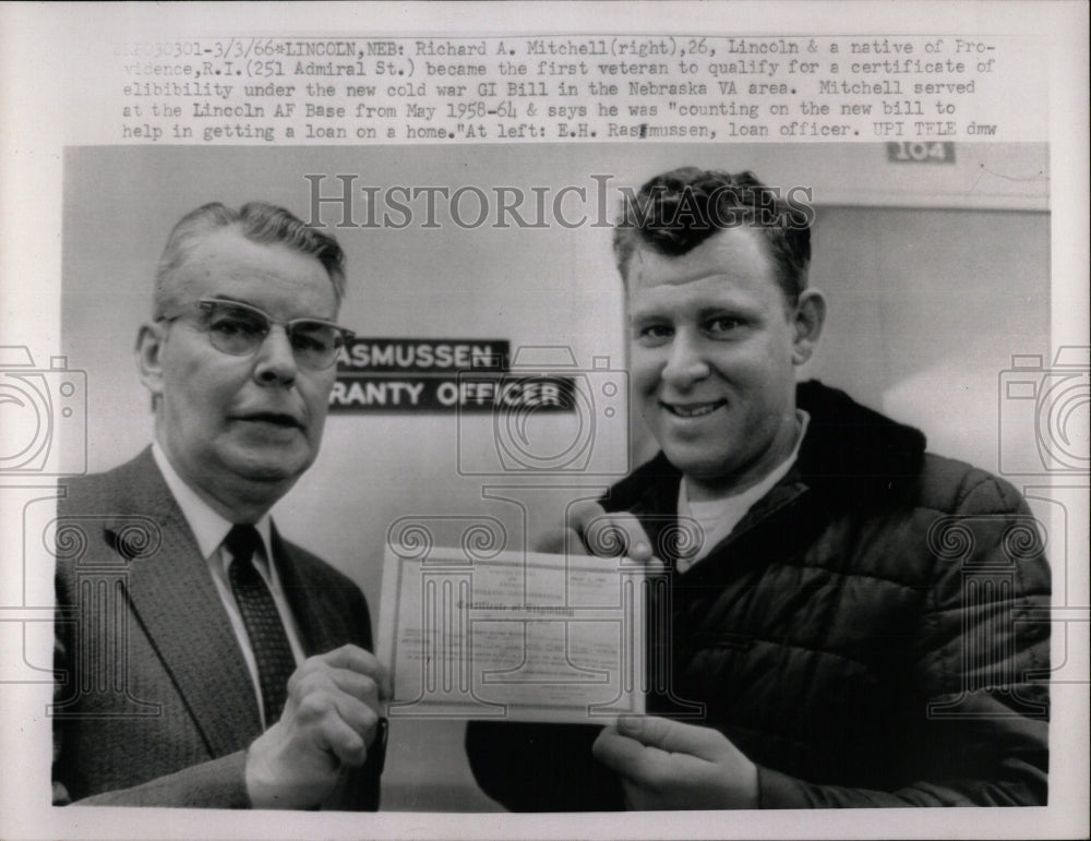 1966 Press Photo First Veteran Receives Certificate - RRW64903 - Historic Images