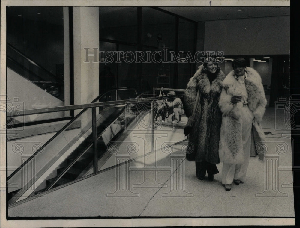 1976 Press Photo Models Shelly and Terri Pass Workmen - RRW64921 - Historic Images