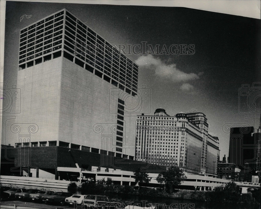 1976 Press Photo Wolf Point Center clothing sales job - RRW64925 - Historic Images