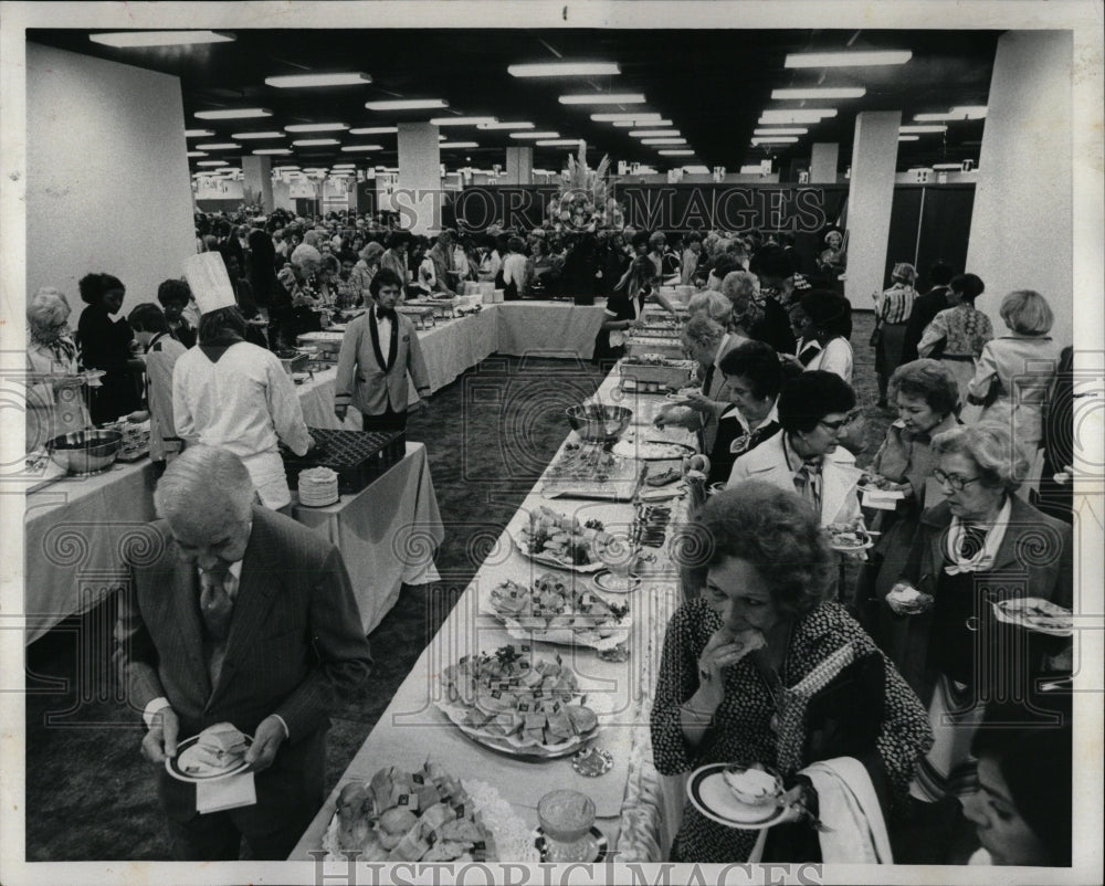 1976 Press Photo Fur Fashion Fair Carol Apparel Center - RRW64927 - Historic Images