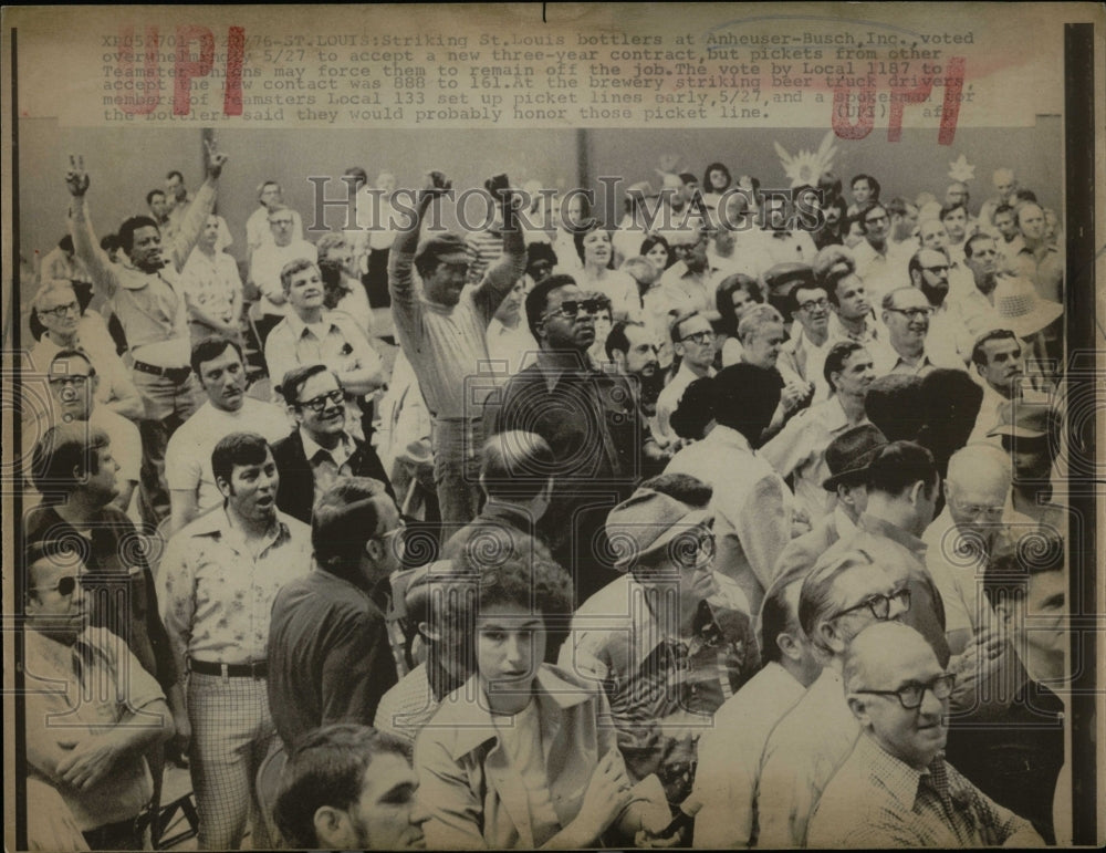 1976 Press Photo Striking St. Louis Bottlers Vote - RRW64941 - Historic Images