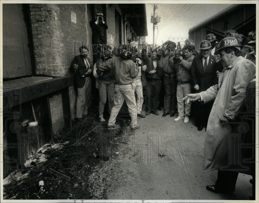 1991 Press Photo Goose Island Daley Christens wall - RRW64943 - Historic Images