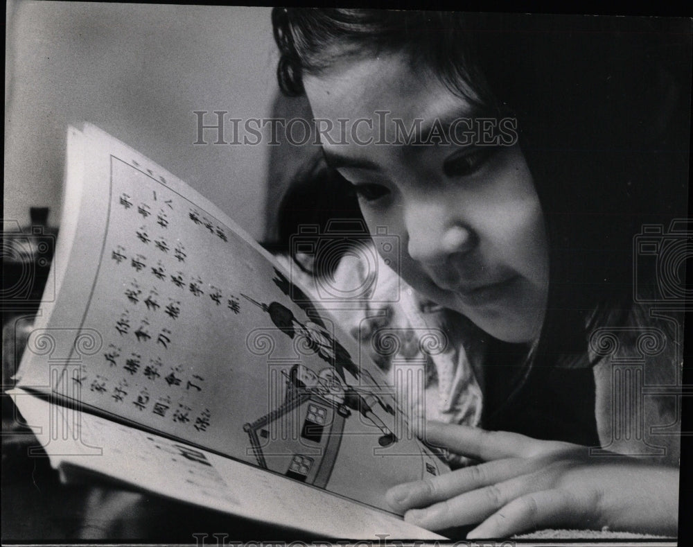 1971 Press Photo Rose Hsu study Chinese lesson Chicago - RRW65021 - Historic Images
