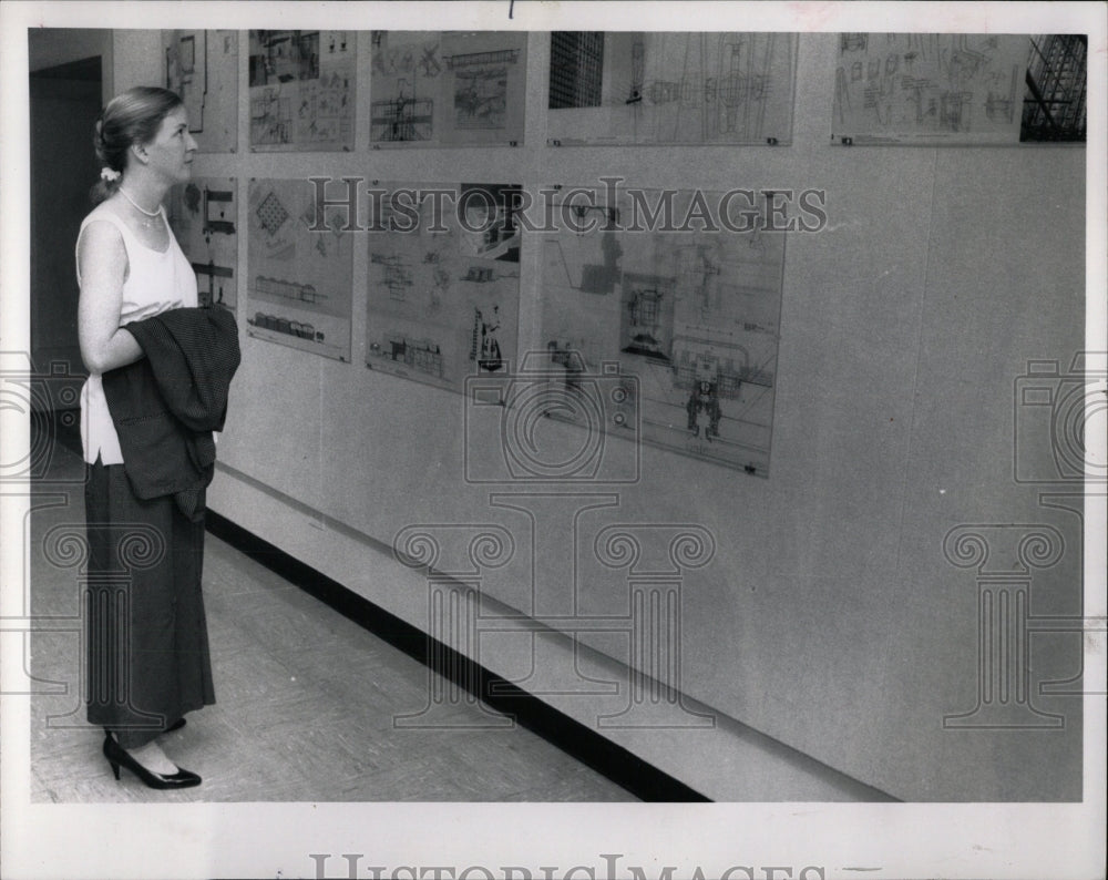 1989 Press Photo Rebecca Lesnikowski looking exhibit - RRW65089 - Historic Images