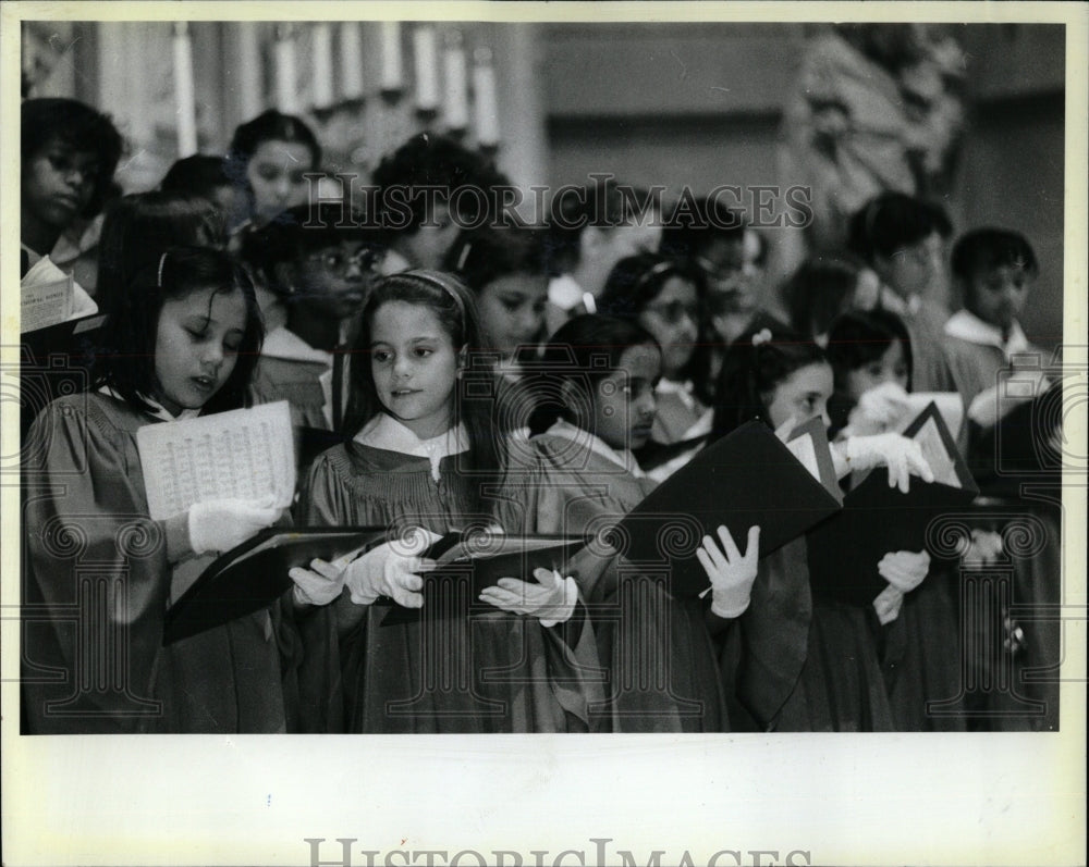 1982 Press Photo Handbell choir sings music program - RRW65205 - Historic Images