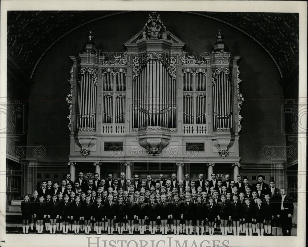 Press Photo Pozhan Choir Hurok presents Michael Martin - RRW65215 - Historic Images