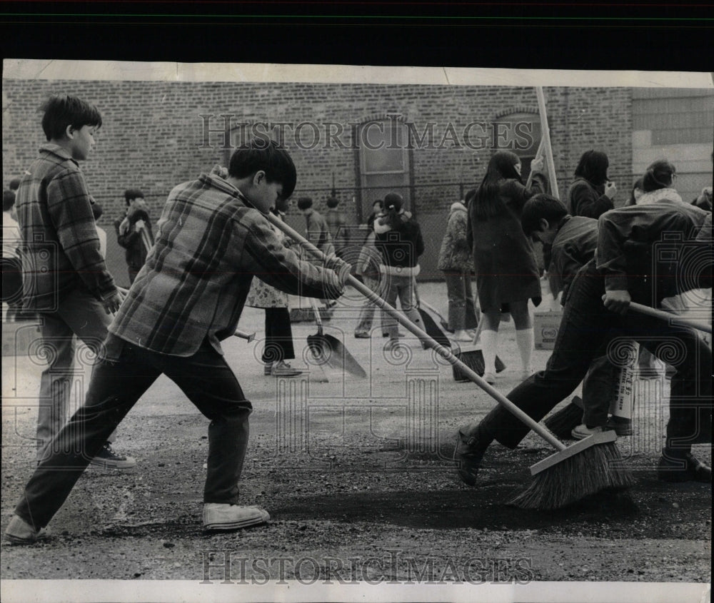 1971 Press Photo Kids China Town Hines School Clean - RRW65257 - Historic Images