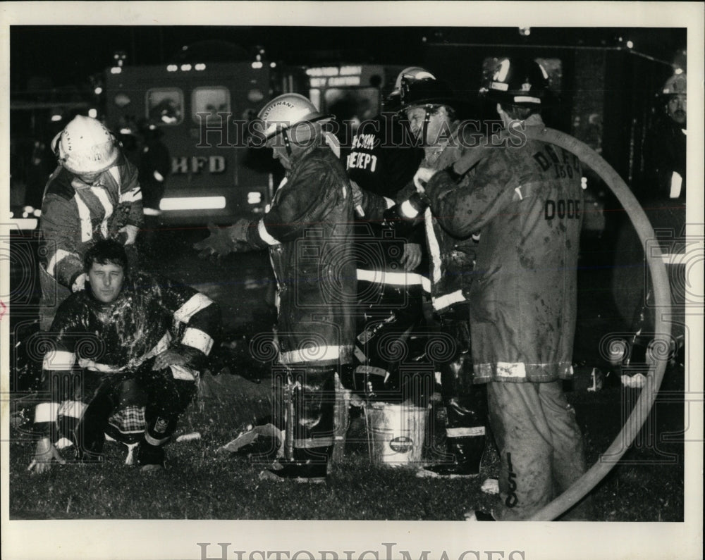 1988 Press Photo Firefighter Bell Telephone Blaze Hose - RRW65289 - Historic Images