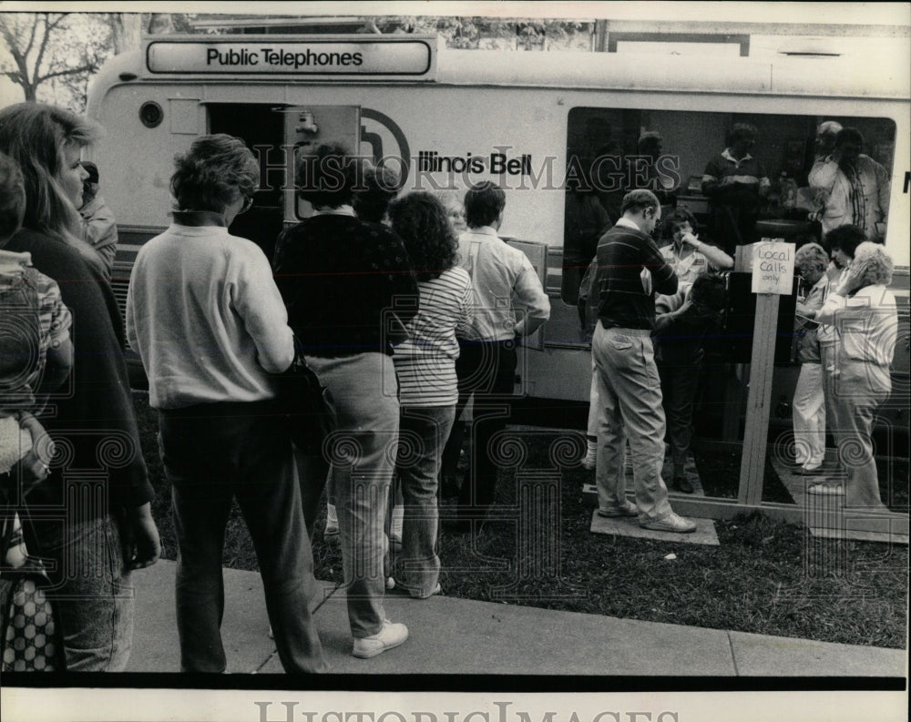 1988 Press Photo People Line Up To Use The Telephone - RRW65309 - Historic Images