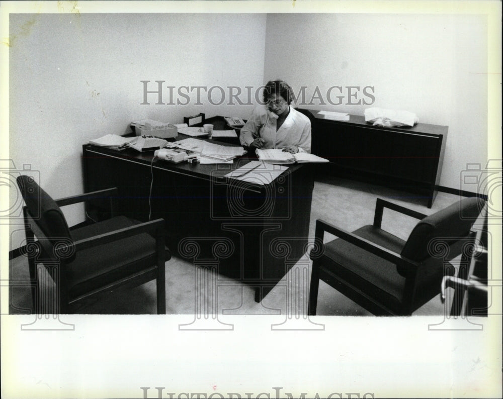 1988 Press Photo Telephone Outage Forces Relocation - RRW65329 - Historic Images