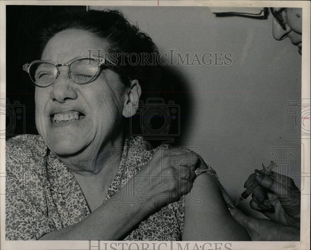 1968 Press Photo Hong Kong flu vaccine Foster Melba Old - RRW65353 - Historic Images