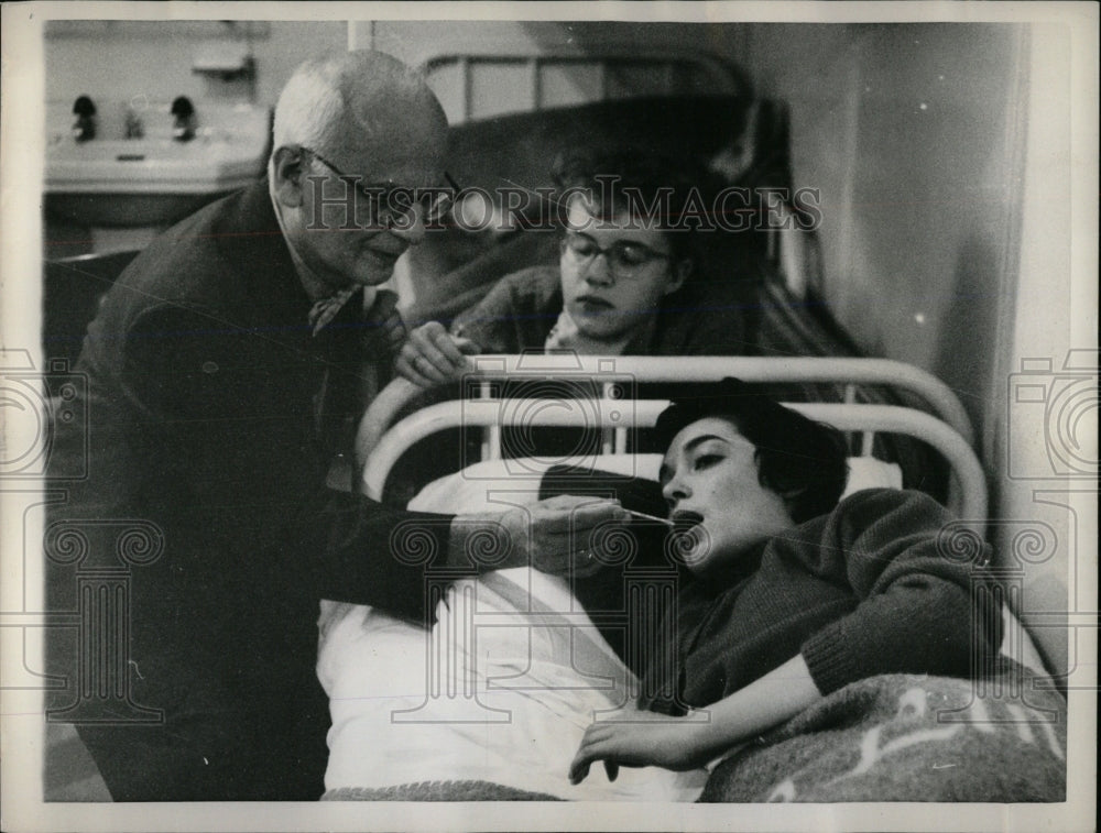 1957 Press Photo New York Dr Maurice Green Berg Flu - RRW65365 - Historic Images