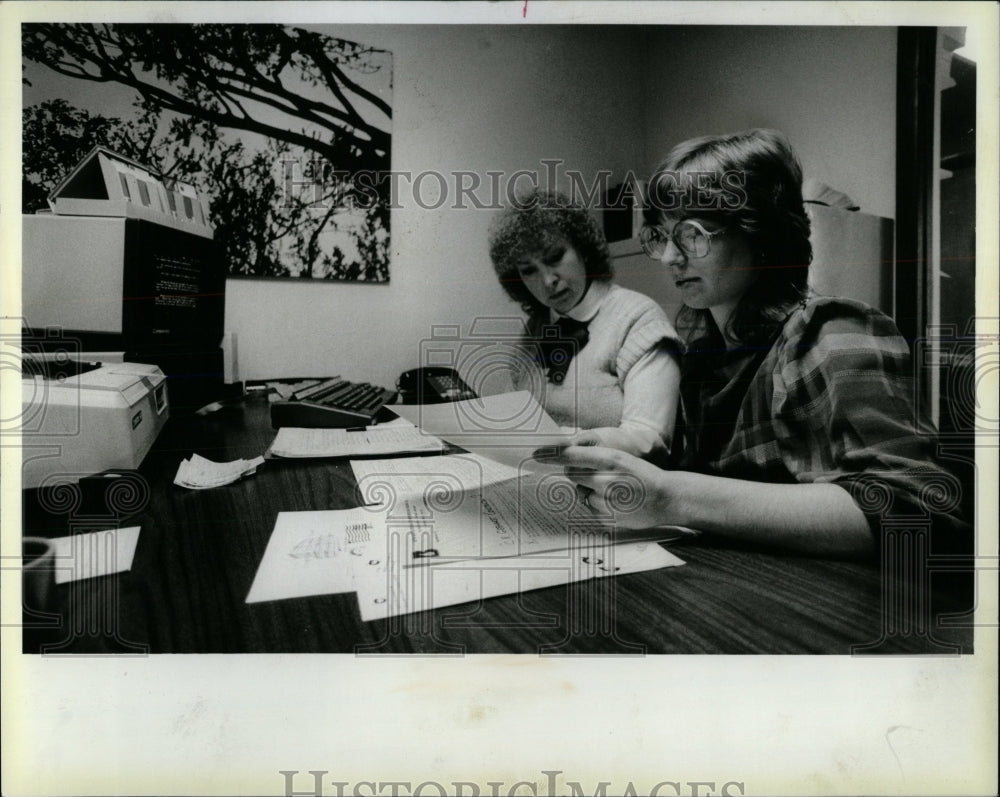 1984 Press Photo Wanda Furzey ICA head customer service - RRW65373 - Historic Images