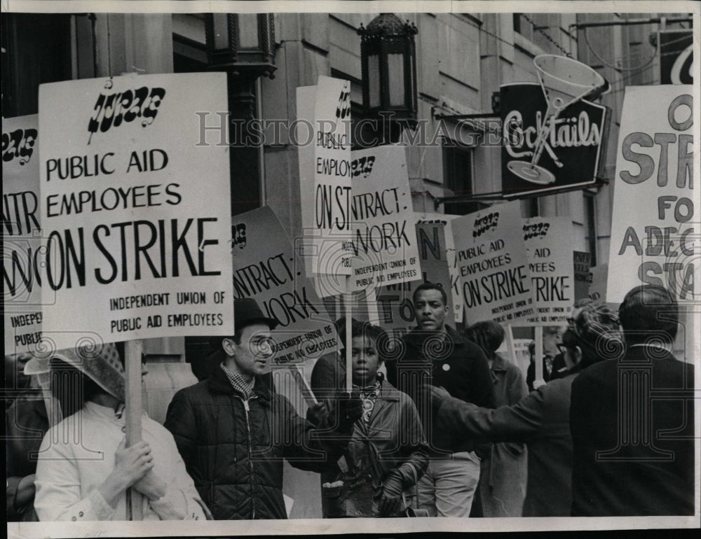 1967 Press Photo Independent Union public Aid Employee - RRW65381 - Historic Images