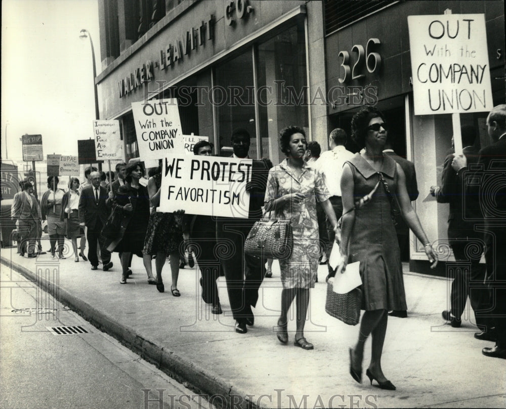 1965 Press Photo Union Of Public Aid Employees Picket - RRW65383 - Historic Images