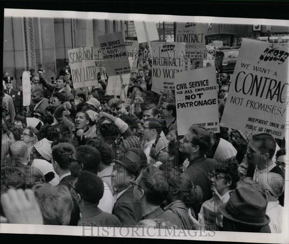 1967 Press Photo Seymour Simon Striking Welfare cheer - RRW65385 - Historic Images