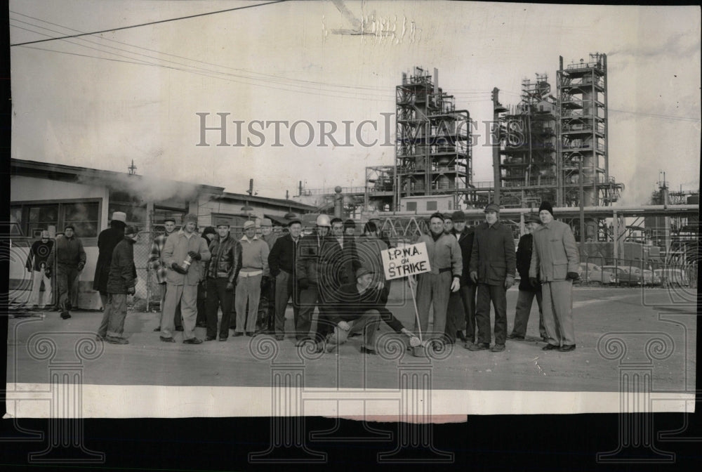 1953 Press Photo America Workers Oil Refinery Pickets - RRW65397 - Historic Images