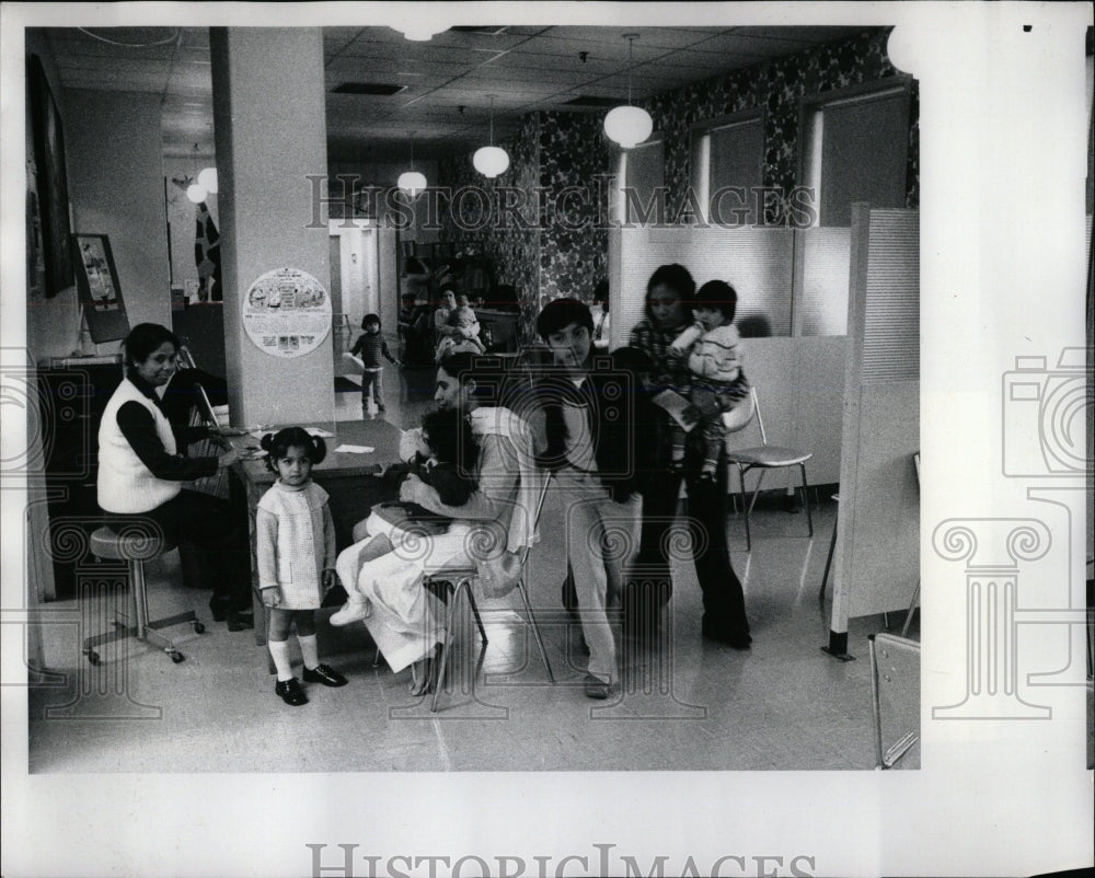 1976 Press Photo Mothers children waiting assignment - RRW65455 - Historic Images