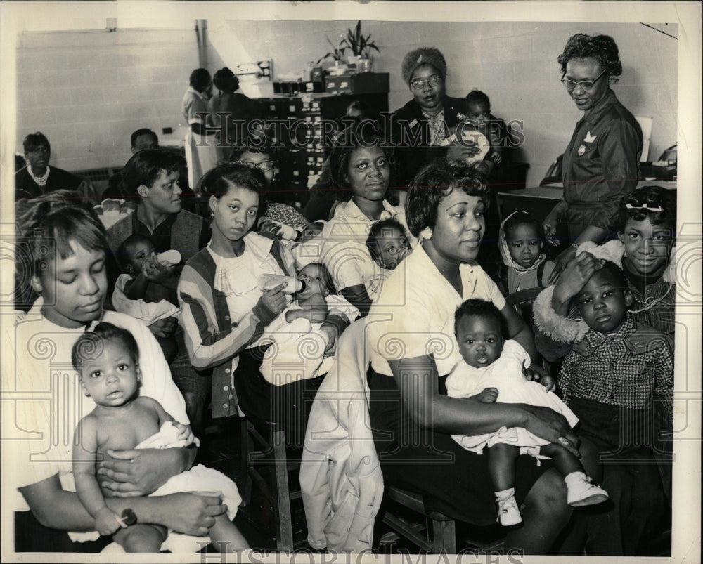 1964 Press Photo Mothers Infant Welfare station - RRW65461 - Historic Images