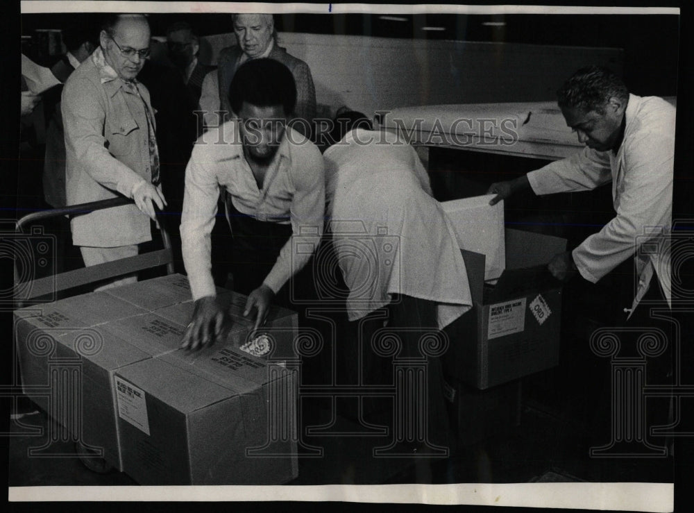 1976 Press Photo Civic Center swine flu vaccine Chicago - RRW65501 - Historic Images