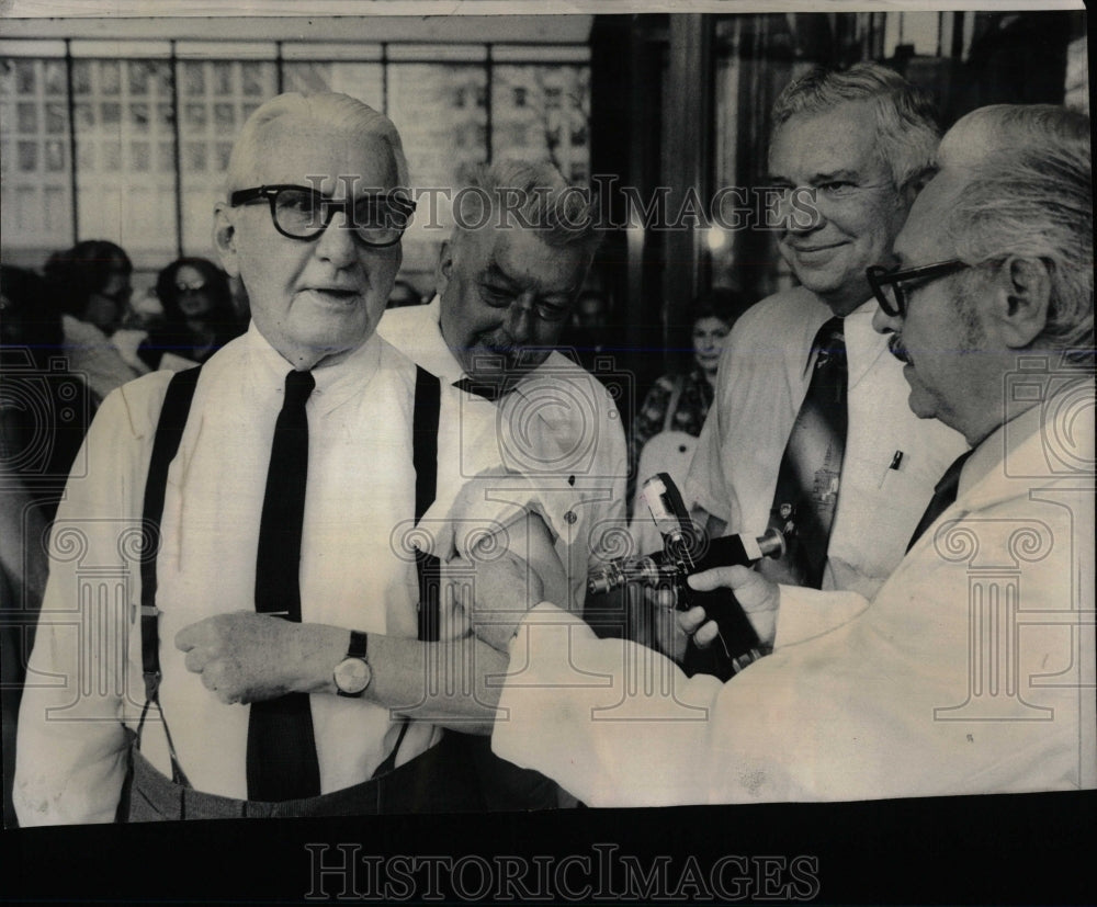 1976 Press Photo Chicago Civic Center Lobby Swinw-flu - RRW65519 - Historic Images