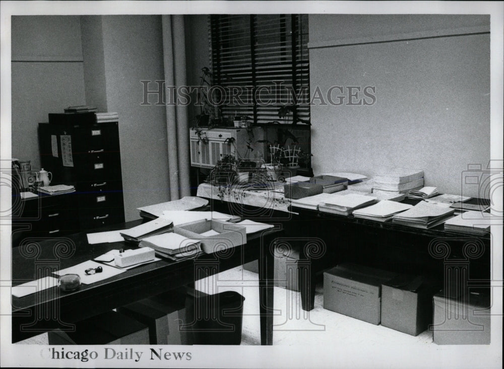 Press Photo Injured workers wait lawyers Illinois build - RRW65583 - Historic Images