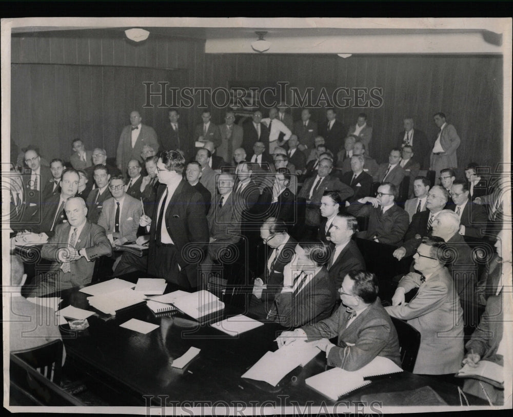 1958 Press Photo Crowd jams Chicago Northwestern case - RRW65611 - Historic Images