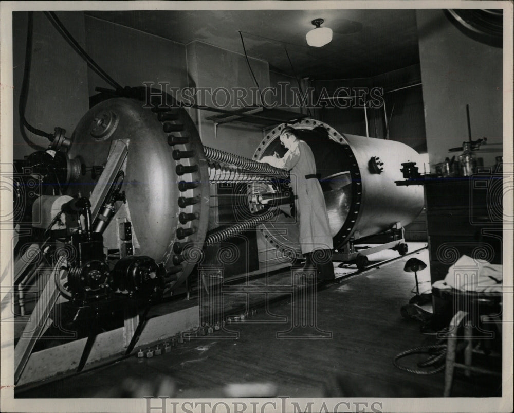 1948 Press Photo Illinois Tech Atom smashing McClurg - RRW65623 - Historic Images
