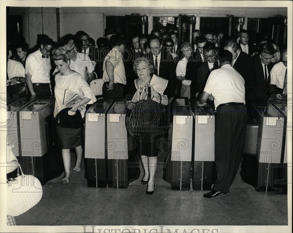 1966 Press Photo Commuters jam automatic ticket machine - RRW65715 - Historic Images