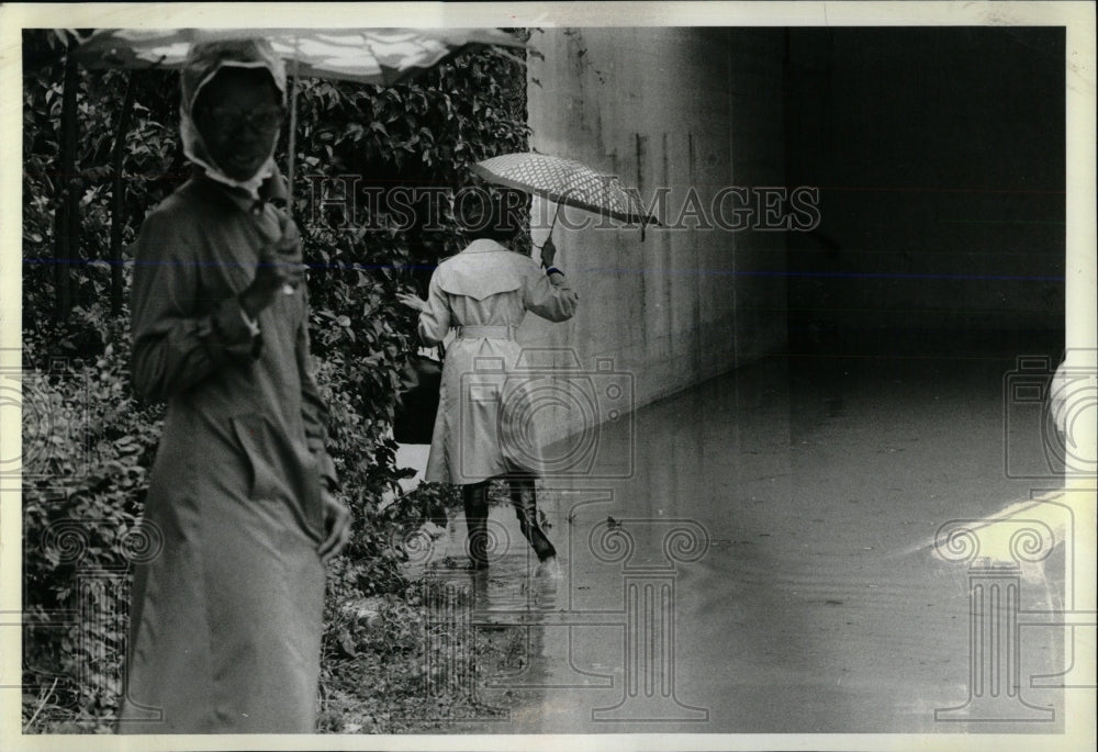 1981 Press Photo Clinton Harvey ICG Commuter Braving - RRW65727 - Historic Images