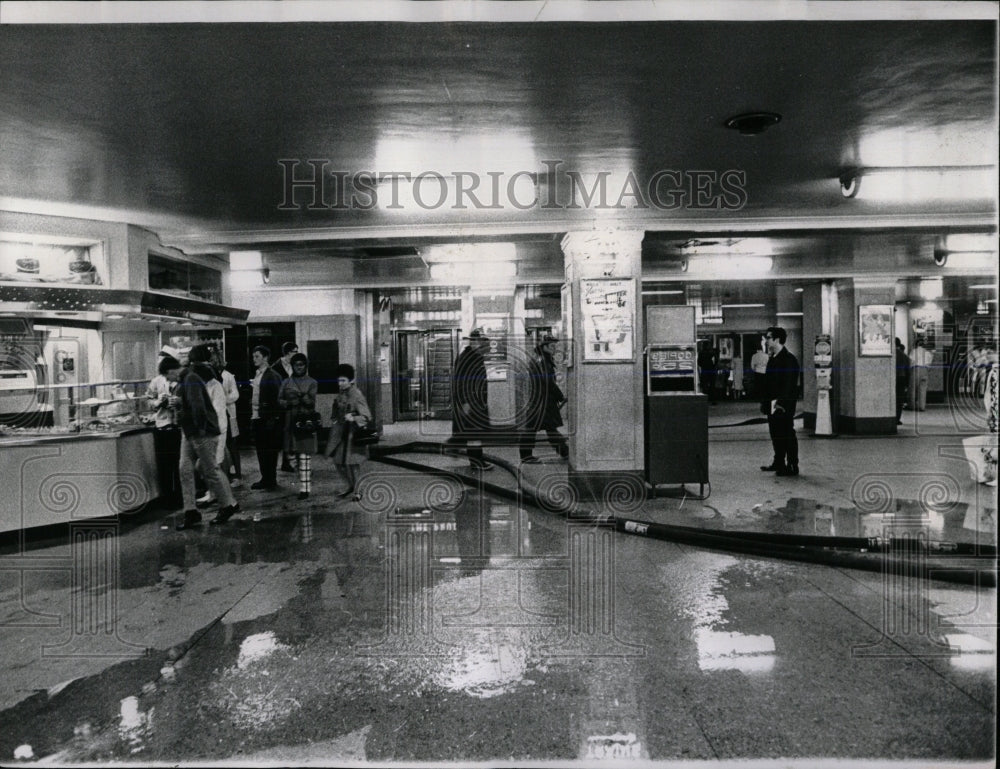 1983 Press Photo Randolph St. station platform - RRW65739 - Historic Images