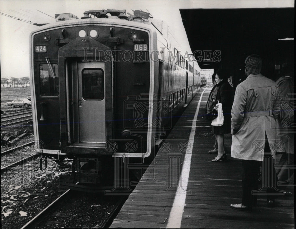 1972 Press Photo Illinois centra railroad commuters - RRW65741 - Historic Images