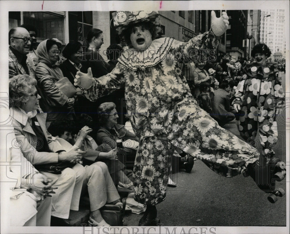 1976 Press Photo Crowds watching Shriners All-Masonic - RRW65793 - Historic Images