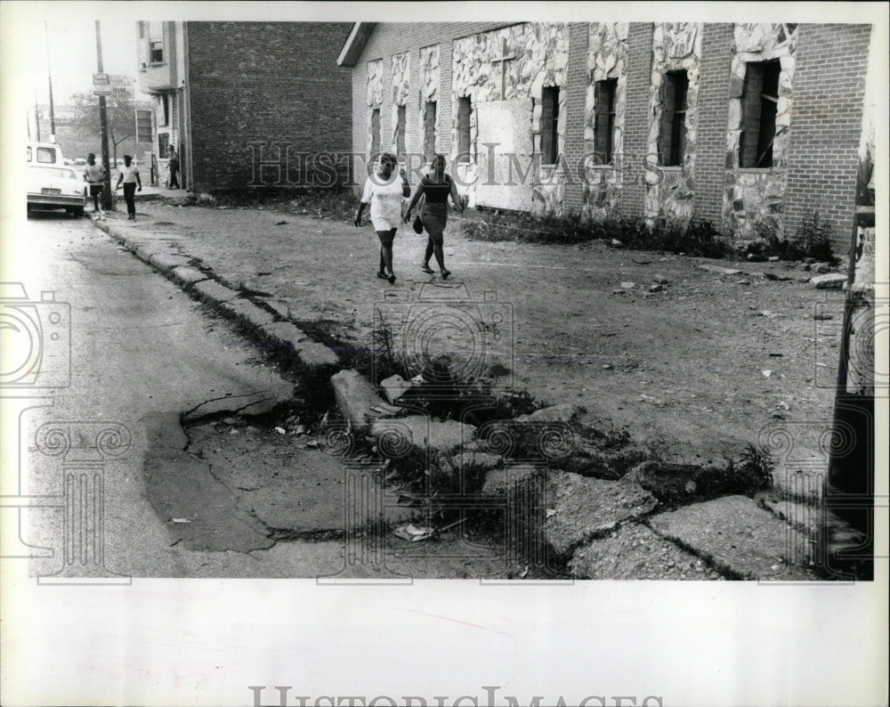 1991 Press Photo Cottage Grove Deteriorated Curbs - RRW65859 - Historic Images