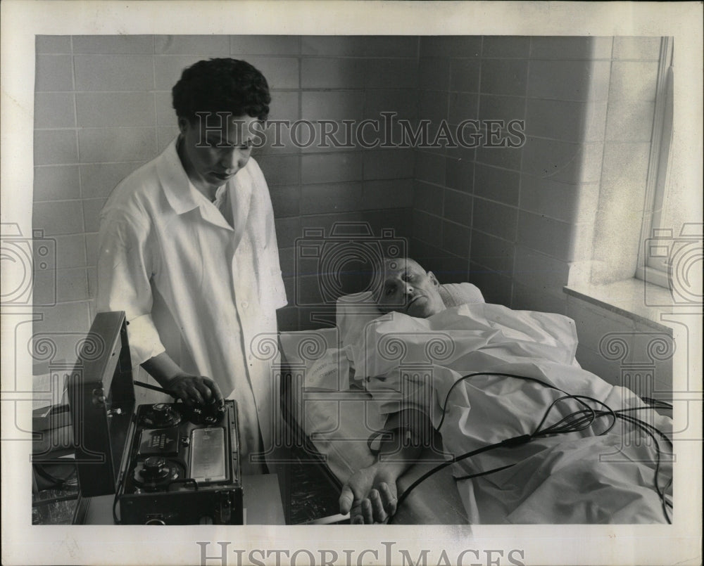 1955 Press Photo First Patient Sidney Hillman Health - RRW65881 - Historic Images