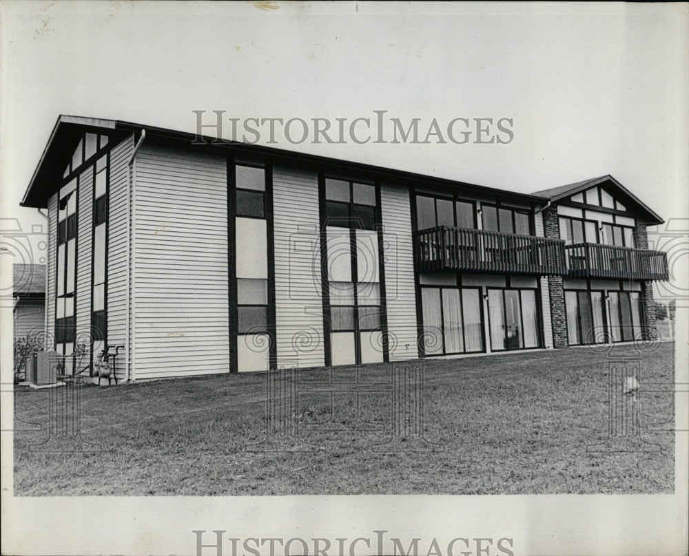 1976 Press Photo Sierra Blanca Courts Pitched Roof - RRW65889 - Historic Images