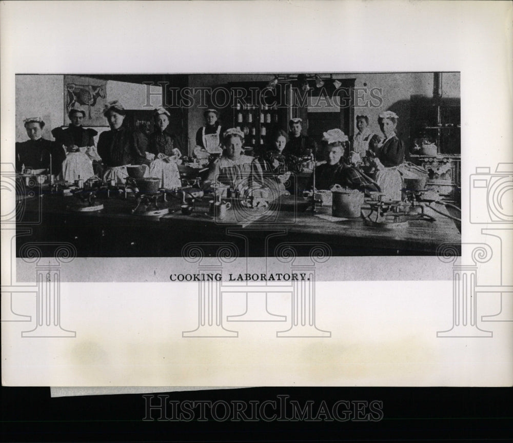 Press Photo Lewis Institute Cooking Laboratory - RRW65899 - Historic Images