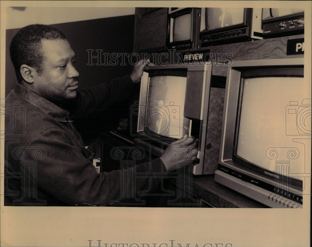 1993 Press Photo Ken Wright up working tape machine - RRW65979 - Historic Images