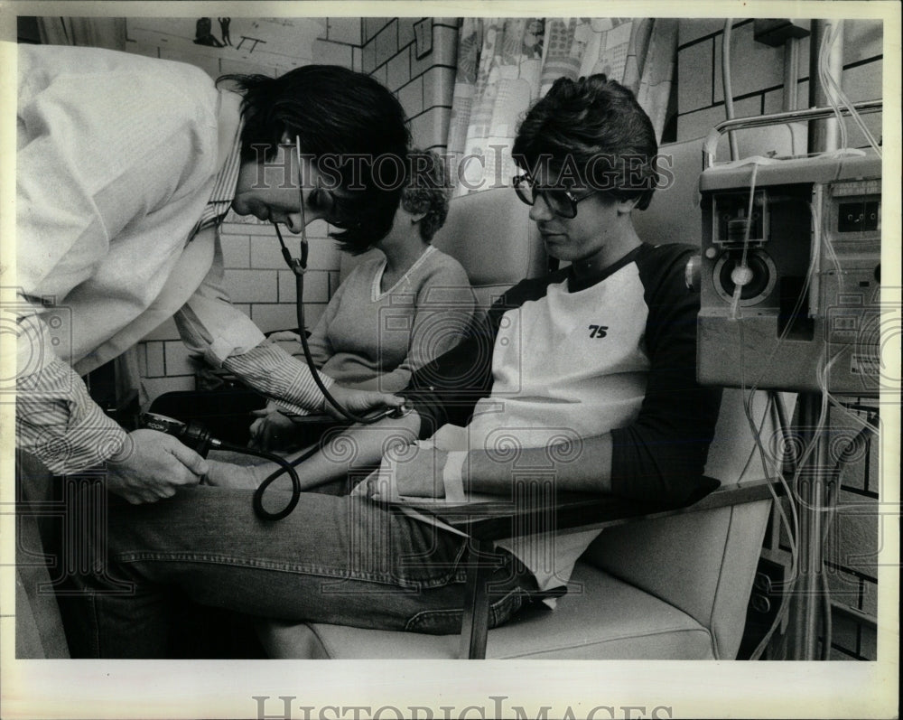 1983 Press Photo Michael Gorniak Elaine Morgan blood - RRW66007 - Historic Images