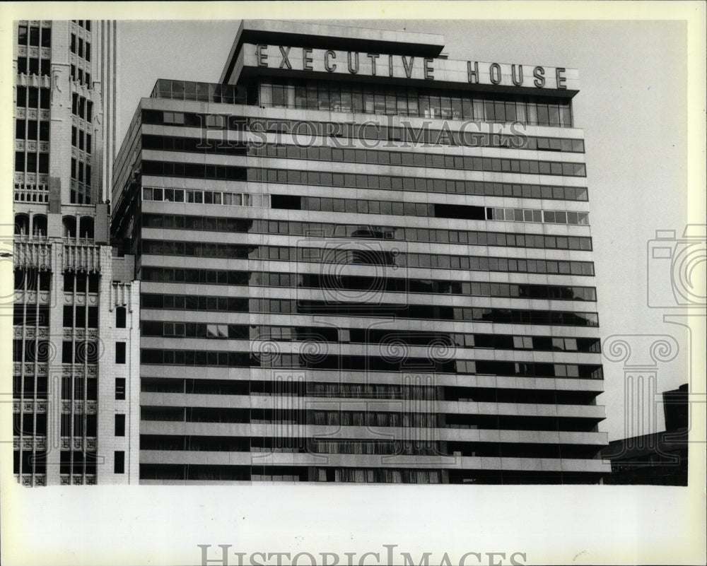 1986 Press Photo Wacker balconies rehabbed executive - RRW66113 - Historic Images