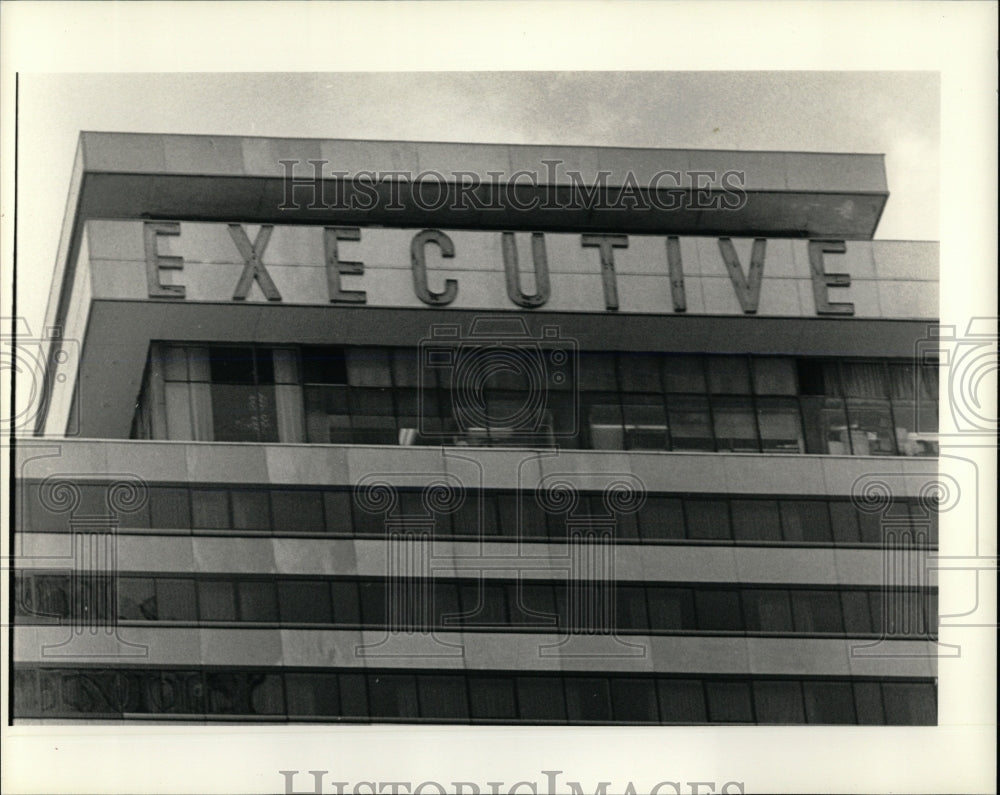 1987 Press Photo Executive House building view Wacker - RRW66115 - Historic Images