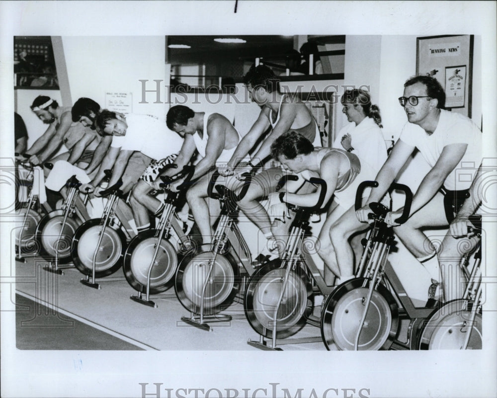 1988 Press Photo Forest Grove Athletic Club Exercising - RRW66119 - Historic Images