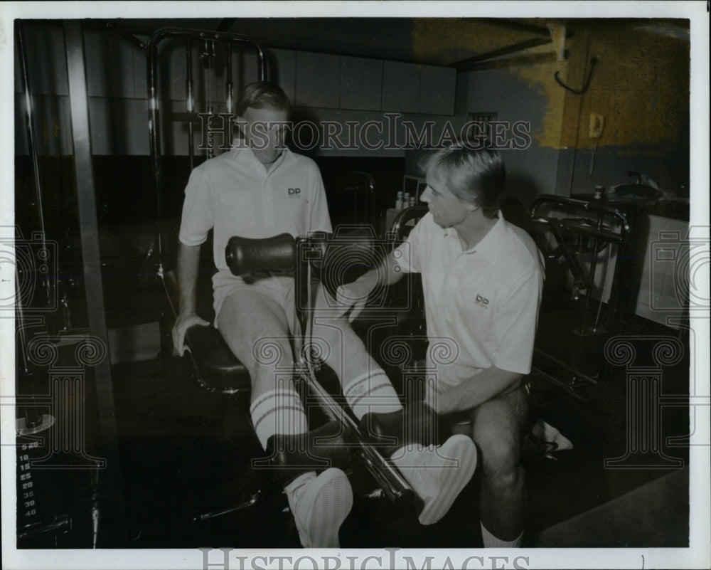 1985 Press Photo Paul Callaway Hank Johnson Physical - RRW66129 - Historic Images