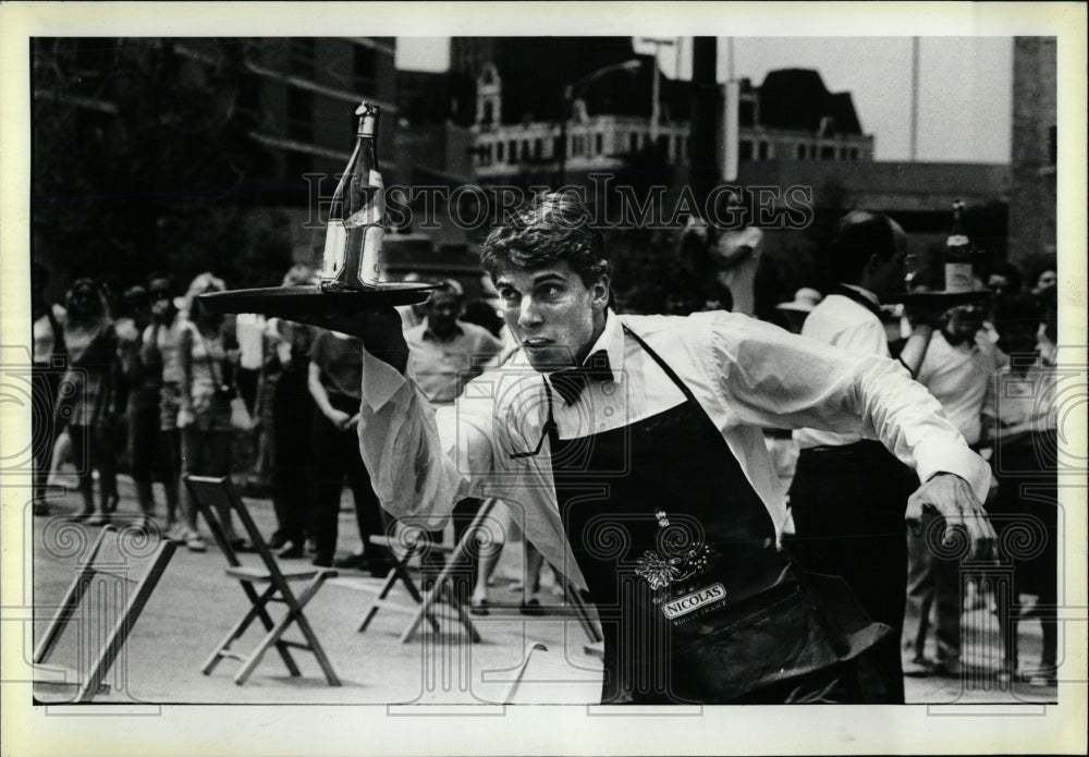 1983 Press Photo Waiters Mark Hatfield rush Chair Maze - RRW66259 - Historic Images