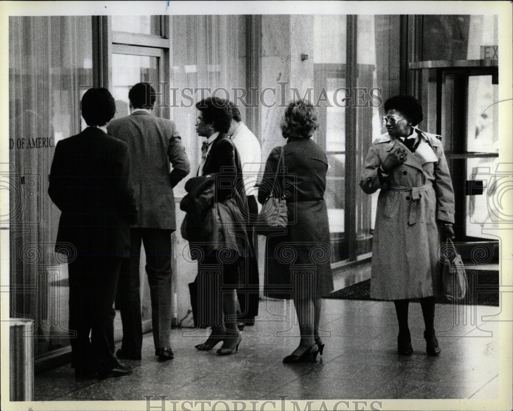 1984 Press Photo Anxious United Bank American Patrons - RRW66313 - Historic Images